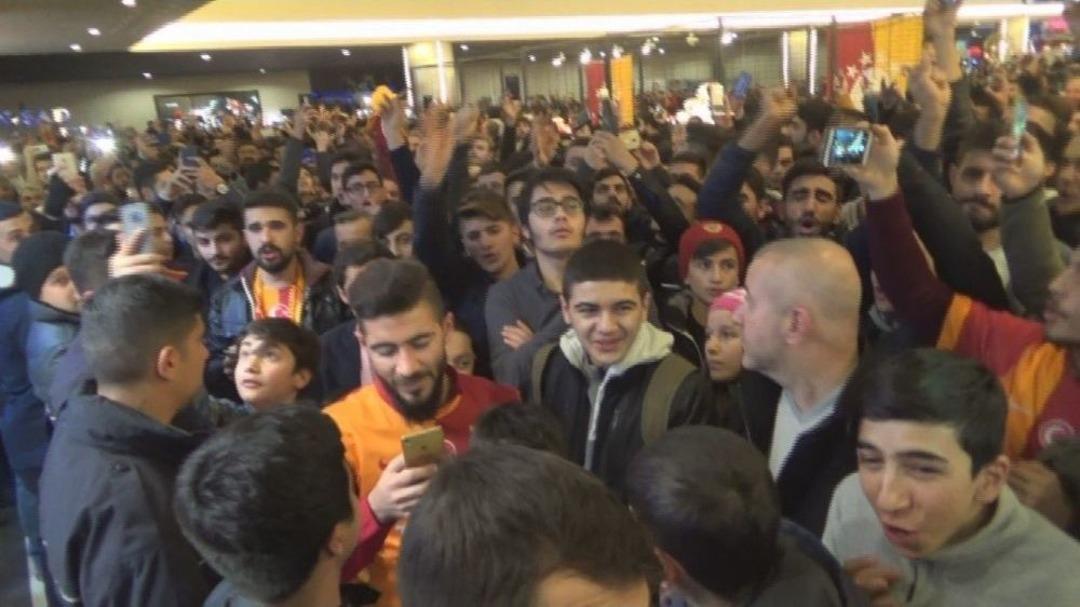 Galatasaraylı Garry Rodrigues&rsquo;in İmza G&uuml;n&uuml;nde İzdiham &Ccedil;ıktı