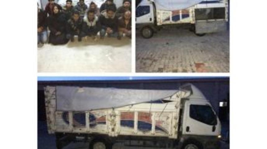 Jandarmadan Ka&ccedil;an Kamyonette 12 Ka&ccedil;ak Şahıs Yakalandı