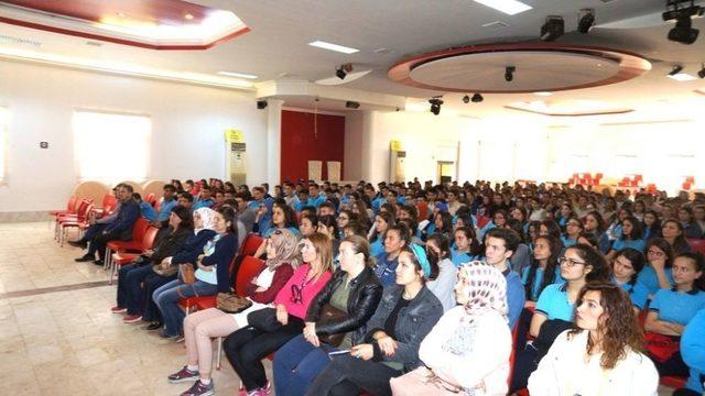 Sarıgöl’de Öğrenciler ’koca Seyit’ Oyununu İlgiyle İzledi