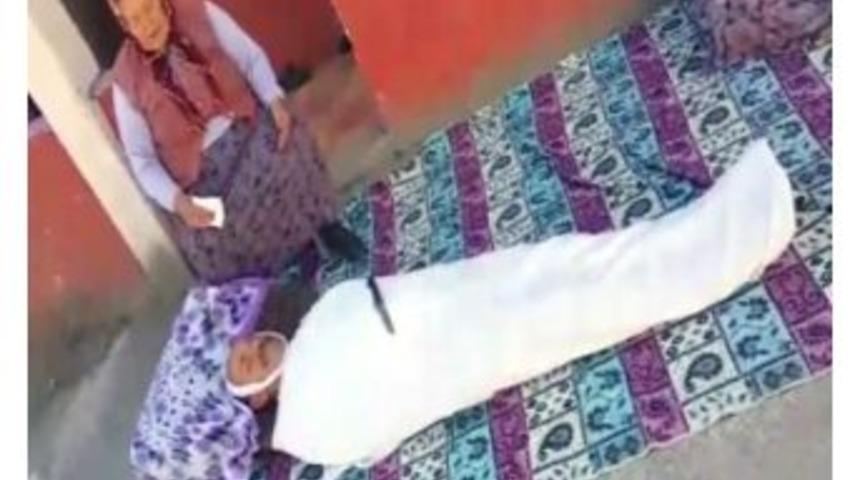 Yaşlı Annesine Kefen Giyip &Ouml;l&uuml; Şakası Yaptı, Ger&ccedil;ek Sanan Anne Feryat Etti