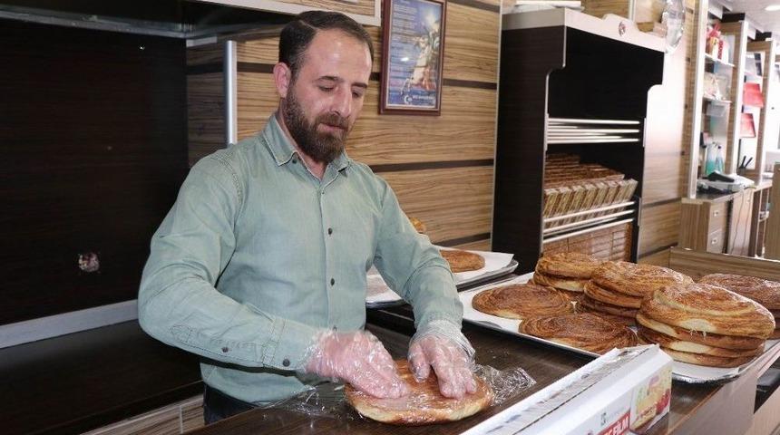 Yolda Bulduğu Paranın Sahibini Arıyor