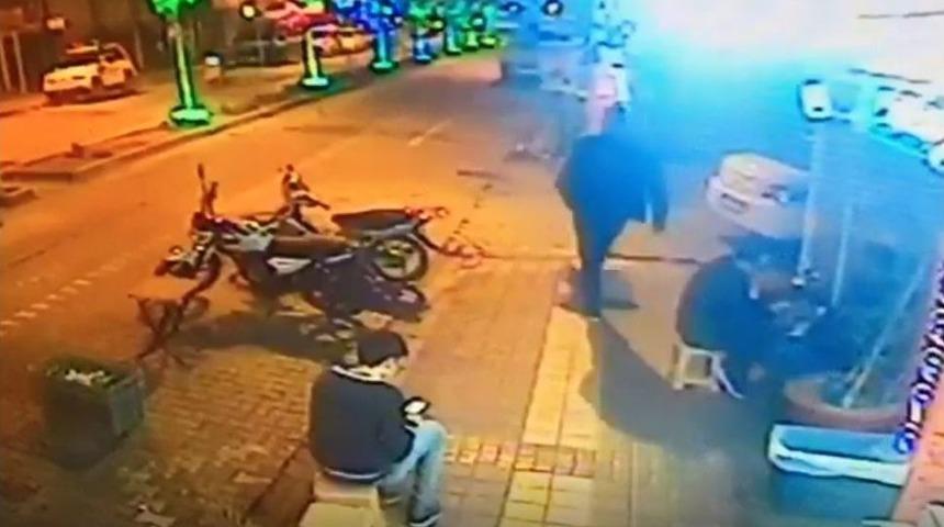 Uyuyan K&ouml;peğe Acımasızca Tekme Attı