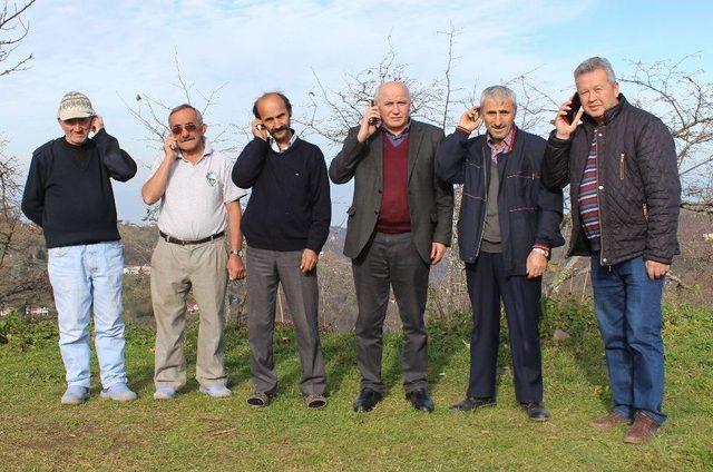 Telefon Çeksin Diye Ya Ağaca Ya Da Minareye Çıkıyorlar