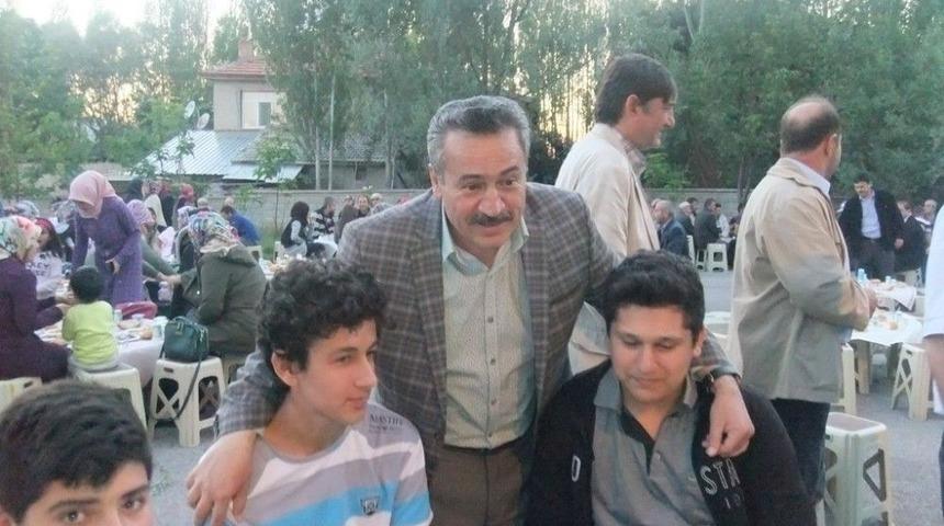 Başkan Tutal, G&ouml;kh&uuml;y&uuml;k Mahallesinde İftar A&ccedil;tı