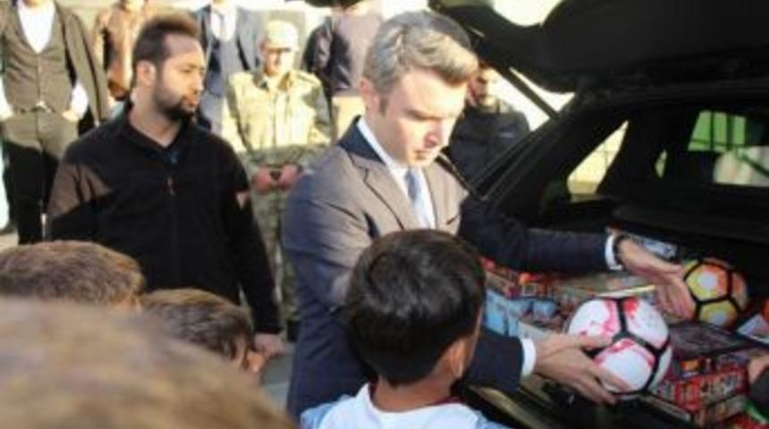 Hani Belediyesinden &Ouml;ğrencilere Spor Malzemesi