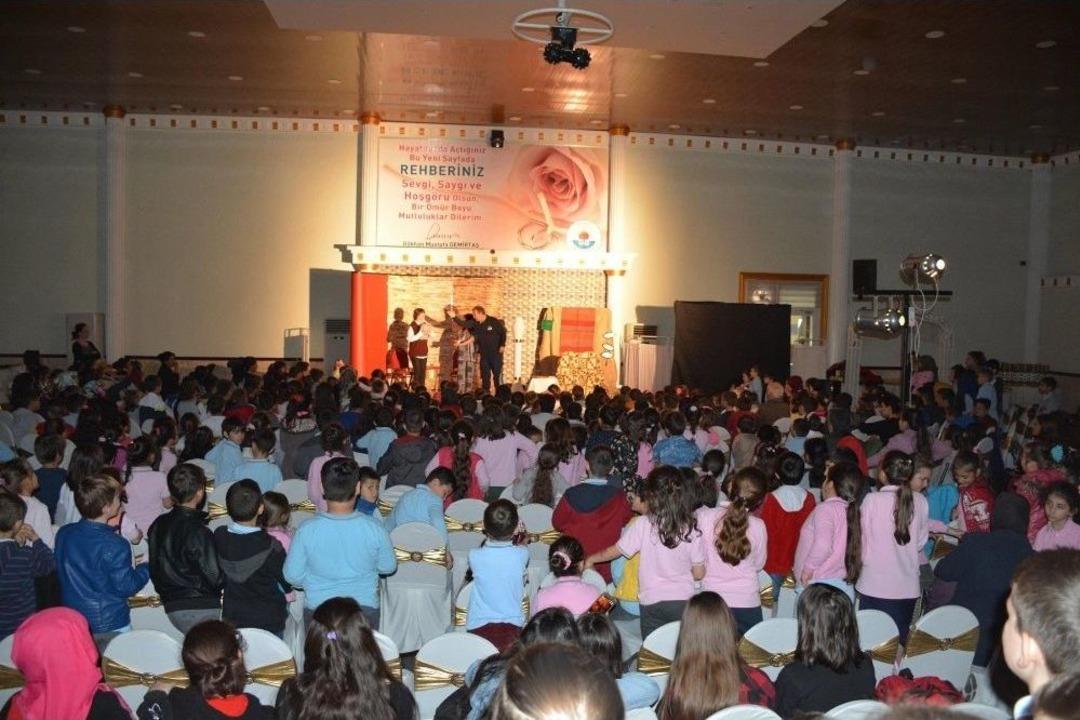 G&uuml;l&uuml;&ccedil;&rsquo;te &ldquo;sahte Cennet&rdquo; Adlı İlk Tiyatro Oyunu İlgiyle İzlendi