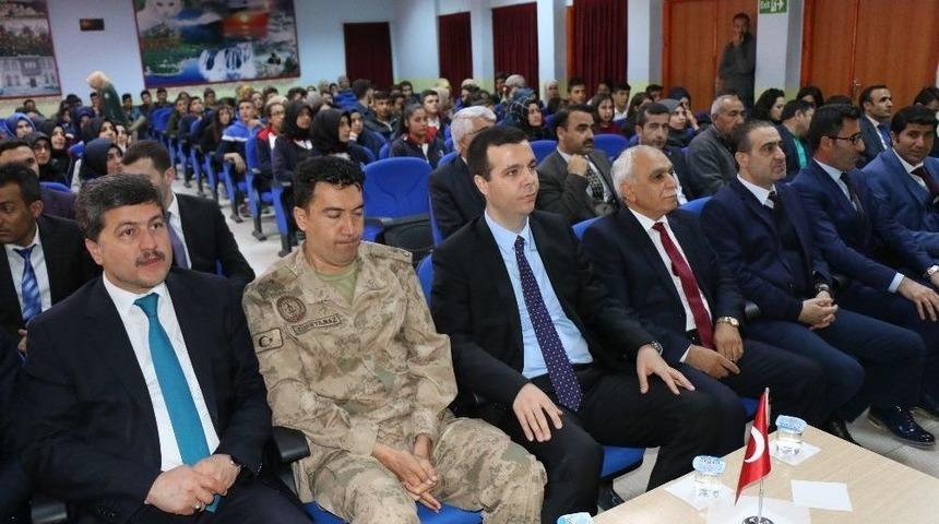 &Ouml;zalp İl&ccedil;esinde &lsquo;&ccedil;anakkale&rsquo; Konulu Konferans