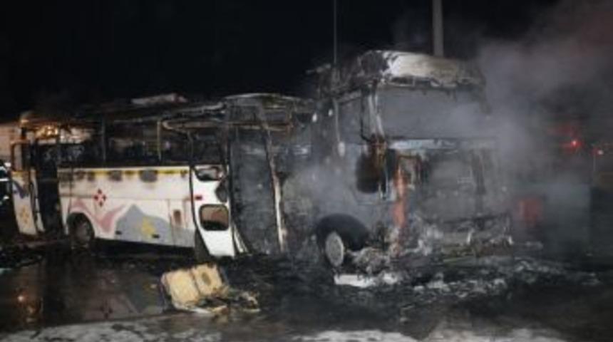 Adana&rsquo;da Tır İle Otob&uuml;s&uuml;n &Ccedil;arpıştığı Kazada Yaralı Sayısı 44&rsquo;e Y&uuml;kseldi