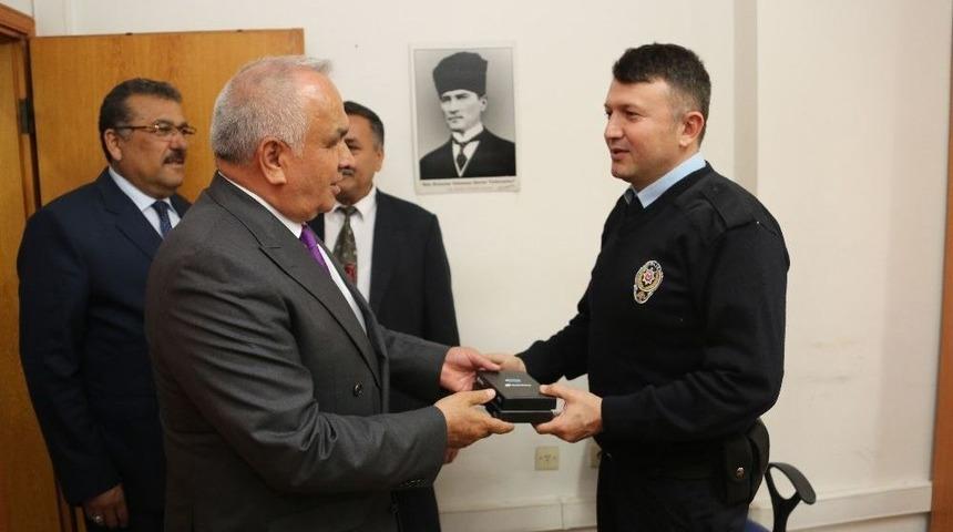 Başkan Tollu&rsquo;dan Polislere &rsquo;powerbank&rsquo;