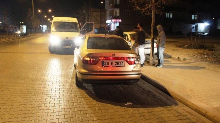 Makas Atan Motosiklet Park Halindeki Otomobile Çarptı: 2 Yaralı