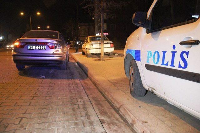 Makas Atan Motosiklet Park Halindeki Otomobile Çarptı: 2 Yaralı