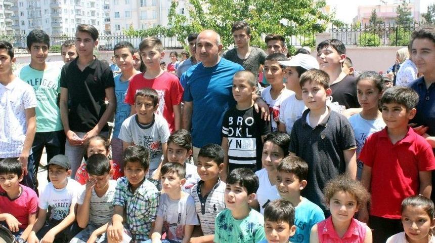 Ailelerine Sigarayı Bıraktıran 15 Bin Çocuğa Bisiklet Dağıtılıyor