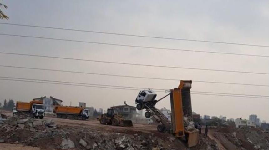 Taş Kapağa Sıkıştı, Kamyon Şaha Kalktı