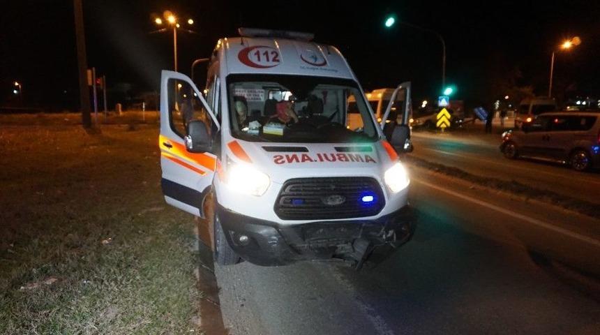 Ambulans İle Otomobil &Ccedil;arpıştı: 1&rsquo;i Bebek, 4 Yaralı