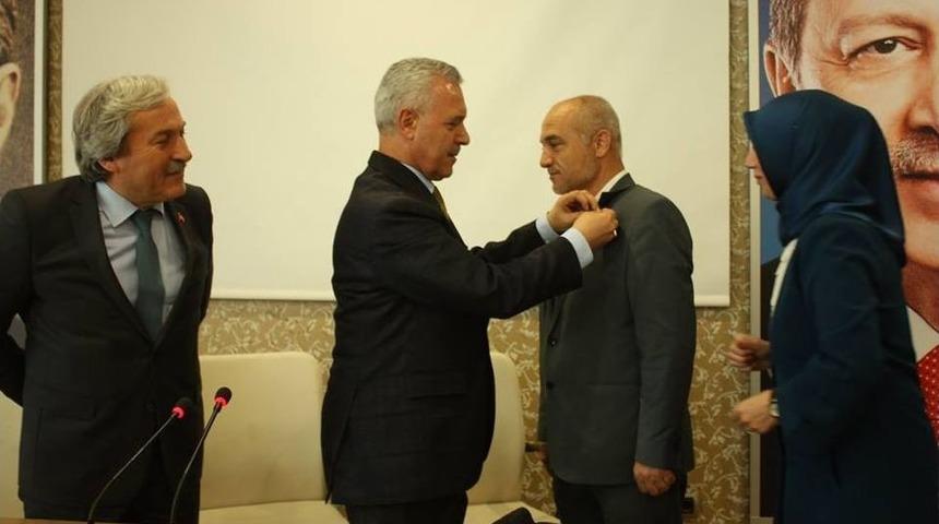 Ak Parti&rsquo;ye Ge&ccedil;en Eski Bilecik İl Genel Meclis &Uuml;yesi Ertuğrul&rsquo;a Parti Rozeti Takıldı