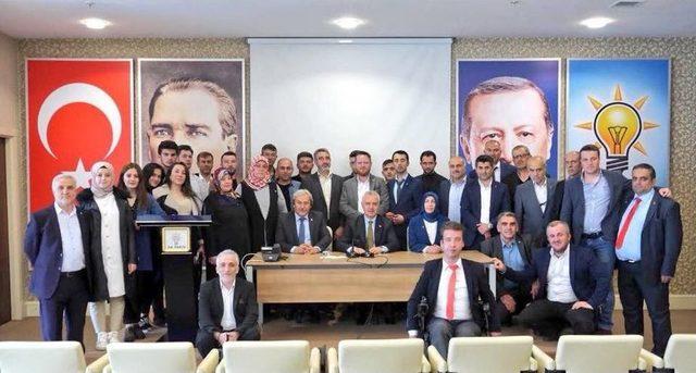 Ak Parti’ye Geçen Eski Bilecik İl Genel Meclis Üyesi Ertuğrul’a Parti Rozeti Takıldı