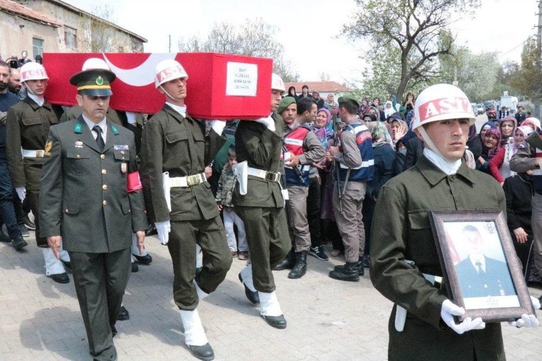 Şehit Semih Şahin Son Yolculuğuna Silah Arkadaşlarının Omuzlarında Uğurlandı