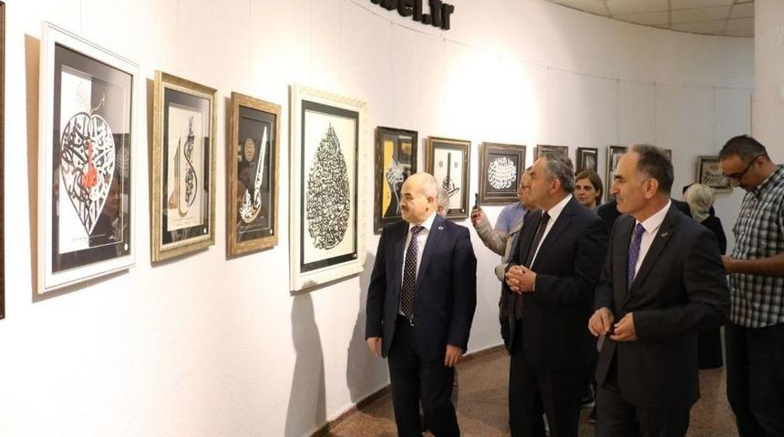 Hayrullah Altay&rsquo;ın &Ouml;zg&uuml;n Hat Sergisi A&ccedil;ıldı