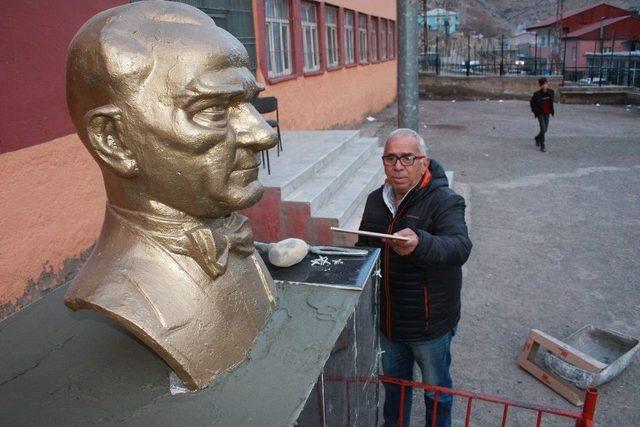 Muğlalı Vatandaş, Sınırın Sıfır Noktasındaki Atatürk Büstlerini Onarıyor