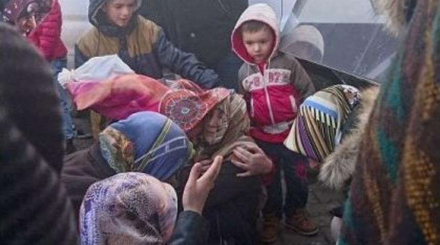 &Ouml;ğrenci Servisi Otob&uuml;s Durağındaki Yayaları Ezdi: 3 Yaralı