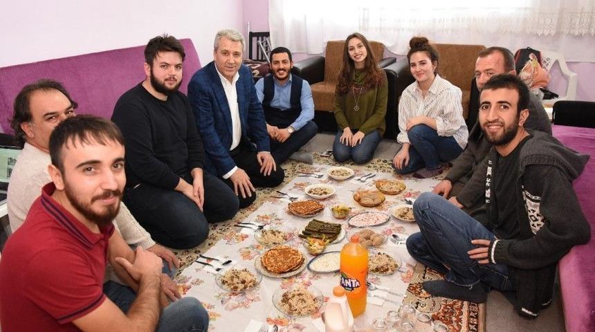 Rekt&ouml;r Daveti Kırmadı, &Ouml;ğrenci Evine Gitti