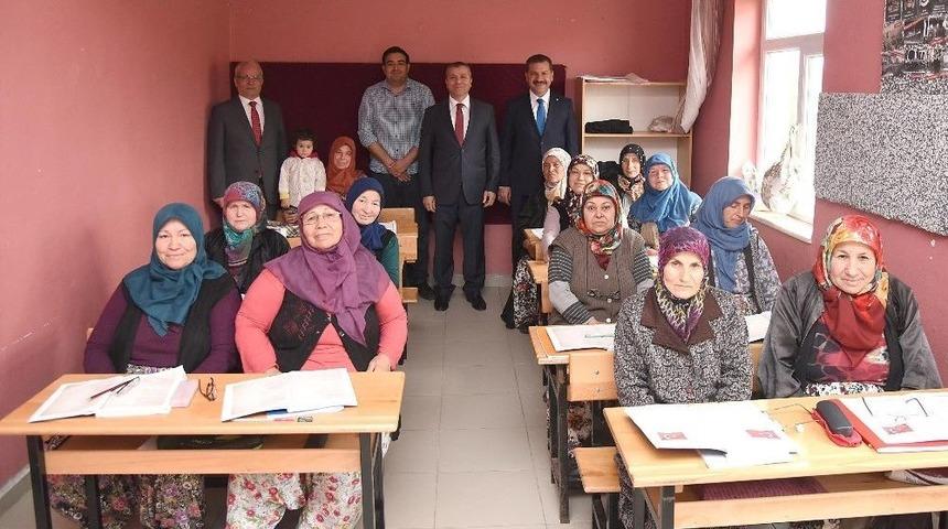 Bu K&ouml;yde Herkes Okuyor