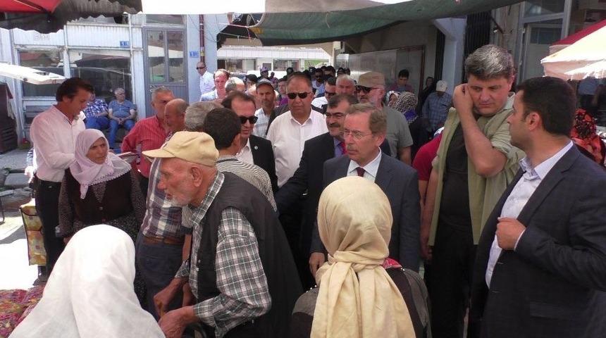 Chp’li Milletvekil Adayı Şener, Polis Eşliğinde Esnaf Ziyareti Gerçekleştirdi