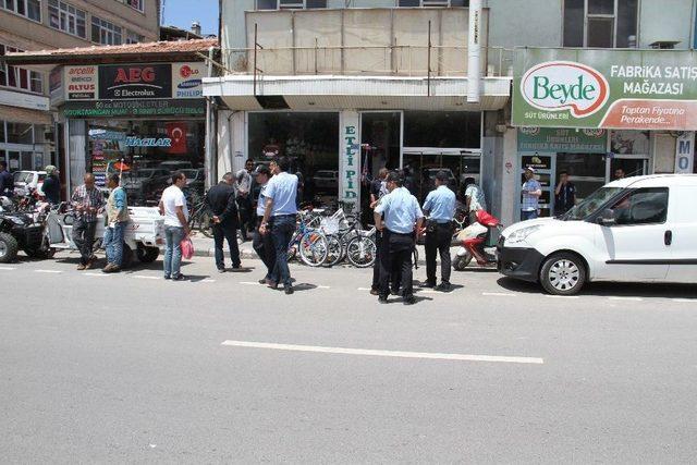 Chp’li Milletvekil Adayı Şener, Polis Eşliğinde Esnaf Ziyareti Gerçekleştirdi