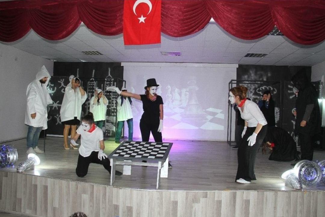 Muradiye&rsquo;de &ldquo;koca Kafalılar Gezegeni&rdquo; Oyunu Sahnelendi