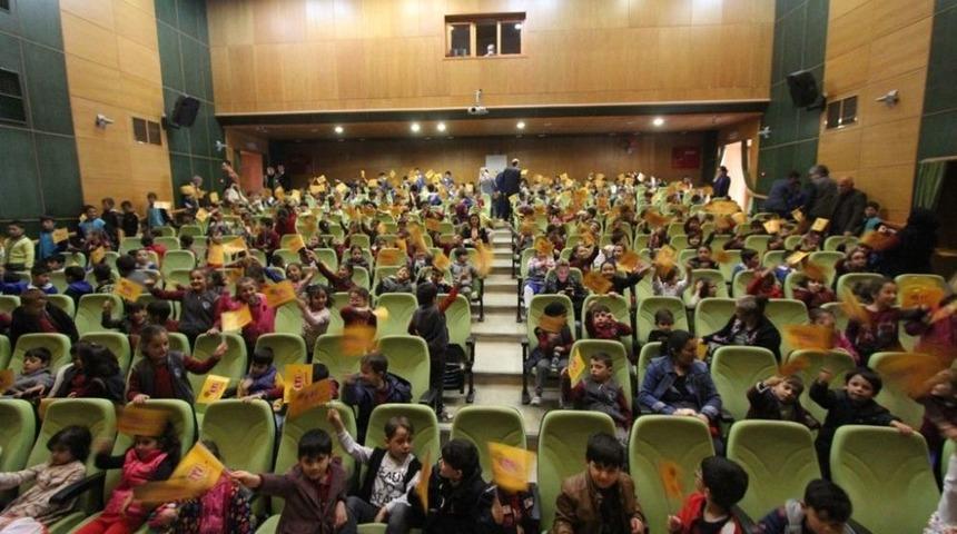 Kırmızı Başlıklı Kız Tiyatro Oyunu Bayburt&rsquo;ta Sahnelendi