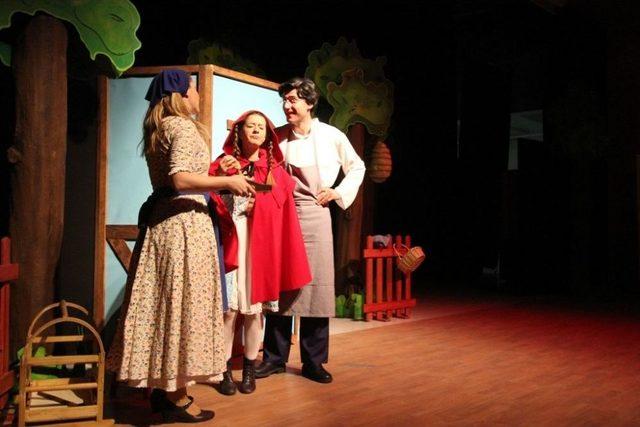 Kırmızı Başlıklı Kız Tiyatro Oyunu Bayburt’ta Sahnelendi