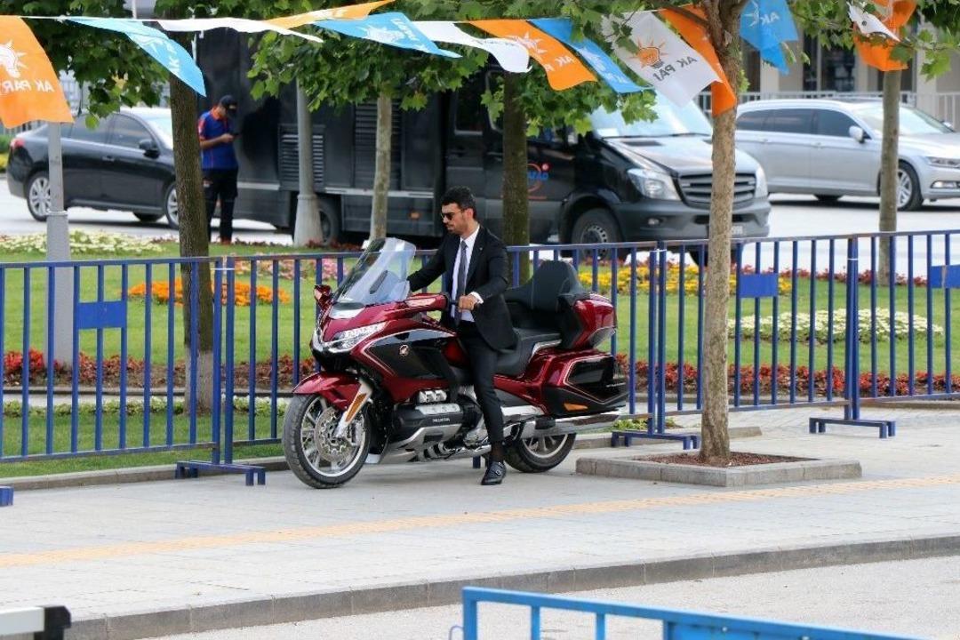 Kenan Sofuoğlu, Miting Alanına L&uuml;ks Motosikletiyle Geldi