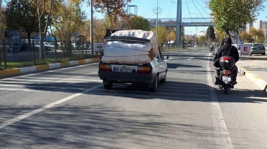 &Uuml;zerine Torbalar Y&uuml;klenen Otomobil Tehlike Sa&ccedil;tı