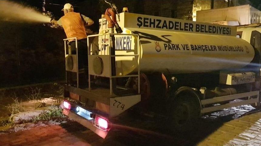 Şehzadeler&rsquo;de Ekipler Sabahın İlk Işıklarına Kadar G&ouml;rev Başında