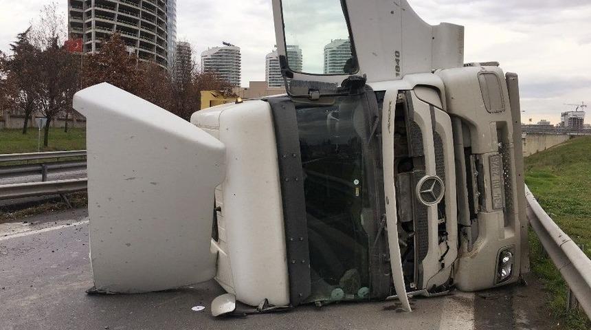 Tem Otoyolunda &Ccedil;imento Y&uuml;kl&uuml; Kamyon Devrildi