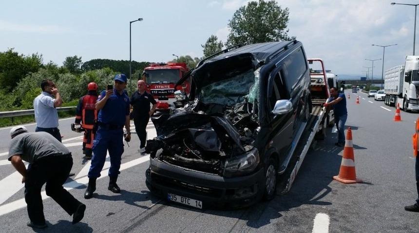 Tem Otoyolunda Minib&uuml;s İle Tır &Ccedil;arpıştı: 1 Yaralı