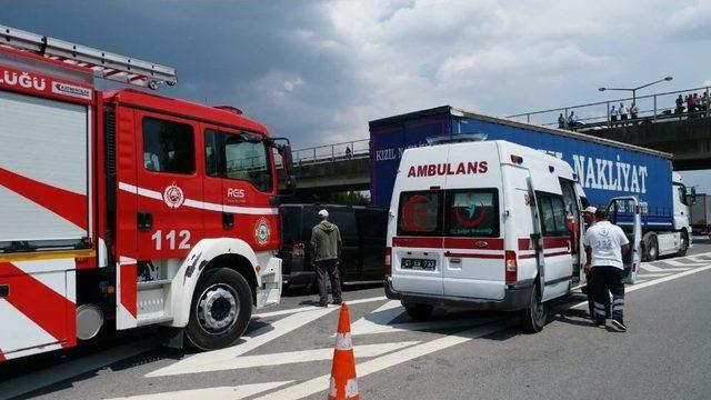 Tem Otoyolunda Minibüs İle Tır Çarpıştı: 1 Yaralı