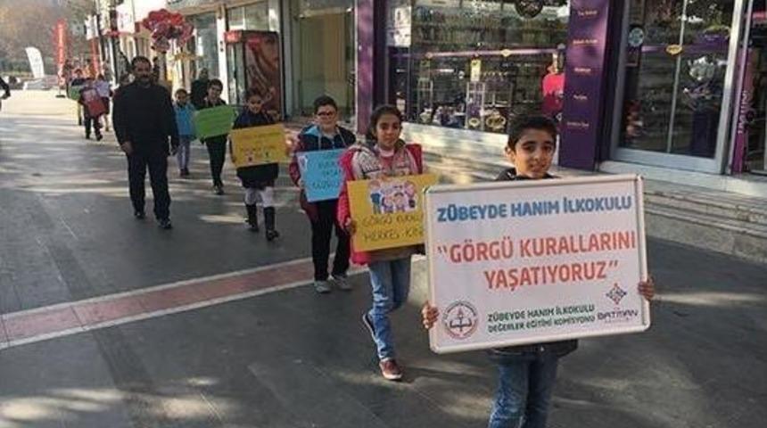 İlkokul &Ouml;ğrencilerinden Anlamlı Mesaj