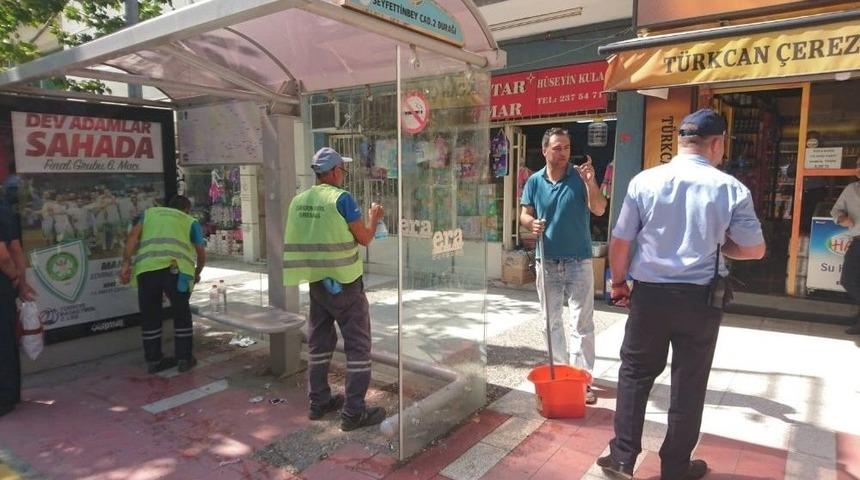 Duraklara Gelişig&uuml;zel Asılan Afişler Temizlendi