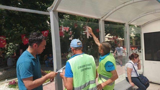 Duraklara Gelişigüzel Asılan Afişler Temizlendi