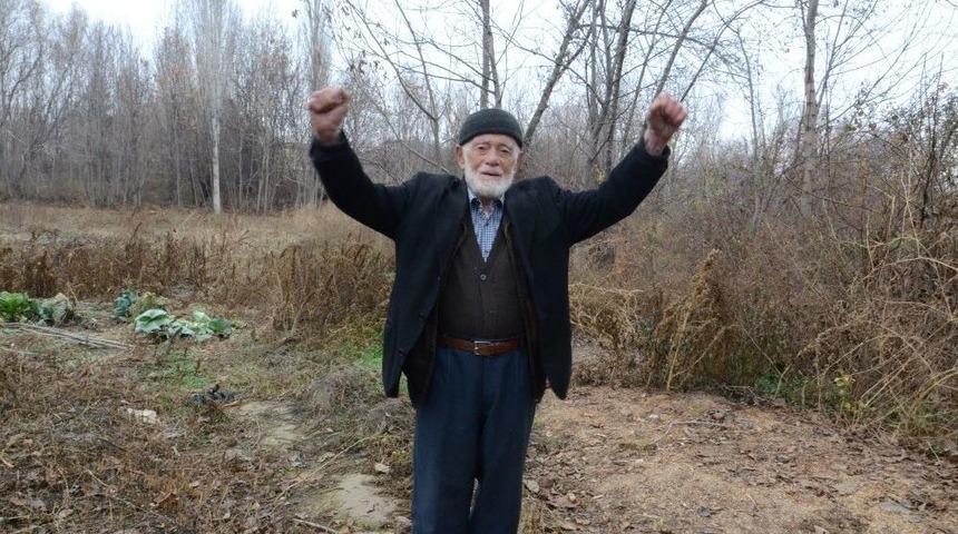 (&ouml;zel Haber) Malatya&rsquo;da 97&rsquo;lik Dede Gen&ccedil;lere Taş &Ccedil;ıkartıyor