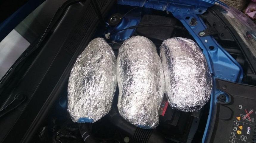 Otomobilin Motorundan Esrar Zulası &Ccedil;ıktı