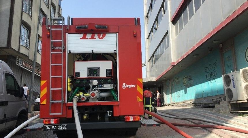 5 Katlı Tekstil At&ouml;lyesindeki Yangın Paniğe Neden Oldu