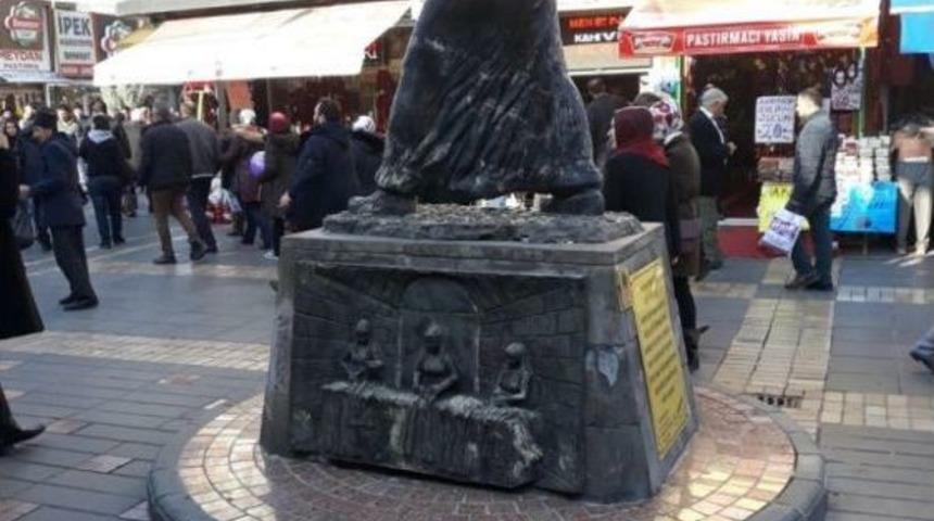 Kadınlar &Ccedil;arşısı Heykelindeki Tabelalar Yenilendi