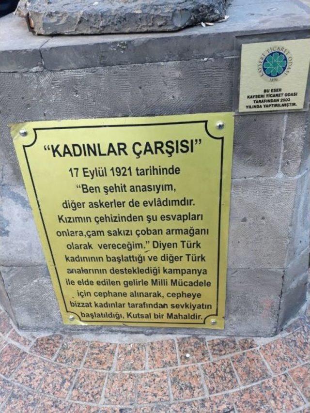 Kadınlar Çarşısı Heykelindeki Tabelalar Yenilendi