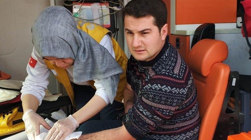 Kamyonet Kırmızı Işıkta Otomobile &Ccedil;arptı: 1 Yaralı