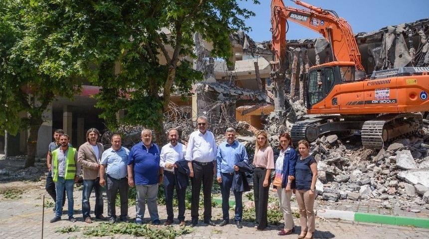 Karacabey&rsquo;e Modern Otopark İ&ccedil;in İlk Kazma Vuruldu