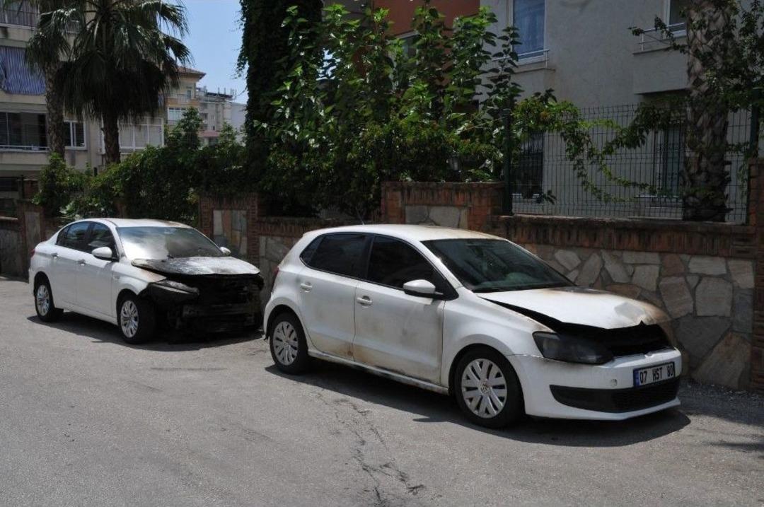 Alanya&rsquo;da 2 Otomobili Kundakladı, G&uuml;venlik Kamerasına Yakalandı