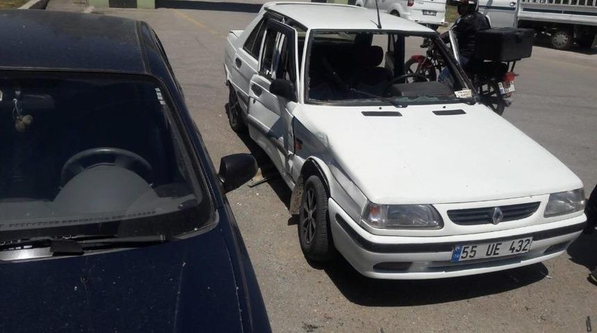 Samsun&rsquo;da Otomobil İle &Ccedil;ekici &Ccedil;arpıştı: 5 Yaralı