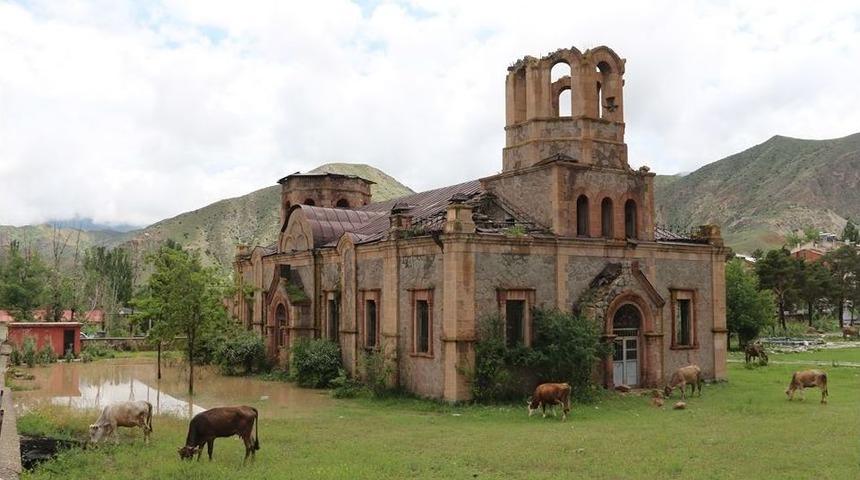 Kilisenin Bah&ccedil;esi Yağmur Sularıyla Doldu